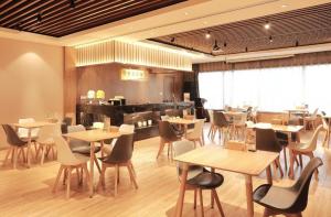 Starway Hotel Nanjing Hanzhongmen tesisinde bir restoran veya yemek mekanı