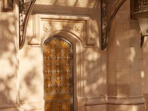 une porte sur le côté du bâtiment dans l'établissement Mondrian Bordeaux Les Carmes, à Bordeaux