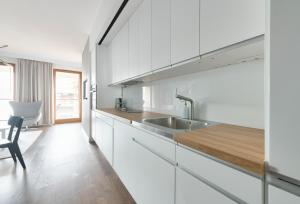 Kuchyňa alebo kuchynka v ubytovaní Dom & House - Apartamenty Nadmorski Dwór