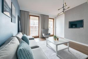 Televízia a/alebo spoločenská miestnosť v ubytovaní Dom & House - Apartamenty Nadmorski Dwór