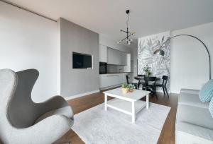 Televízia a/alebo spoločenská miestnosť v ubytovaní Dom & House - Apartamenty Nadmorski Dwór