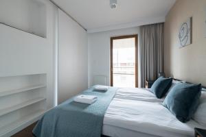 Posteľ alebo postele v izbe v ubytovaní Dom & House - Apartamenty Nadmorski Dwór