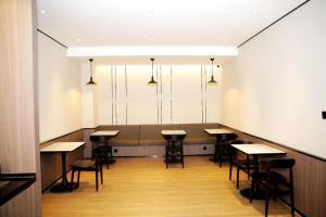 The lounge or bar area at Hanting Hotel Lvliang College