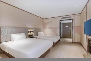 Posteľ alebo postele v izbe v ubytovaní Hanting Hotel Hefei Binhu Convention and Exhibition Center