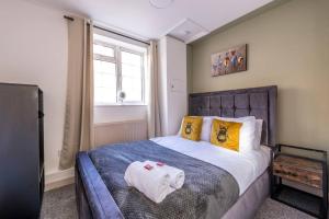 Ένα ή περισσότερα κρεβάτια σε δωμάτιο στο Centralised Upnor House with 2 Free Parking Space by Prescott Apartments