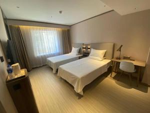 Säng eller sängar i ett rum på Hanting Hotel Jilin Railway Station West Square
