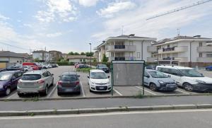 un montón de autos estacionados en un estacionamiento en Gallery Fiera Milano, en Cornaredo