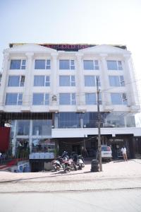 dwa motocykle zaparkowane przed budynkiem w obiekcie Balaji gold inn hotel w mieście Hubballi-Dharwar