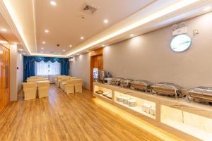 Starway Hotel Xinning Haihu New Area Xinhualian tesisinde bir restoran veya yemek mekanı
