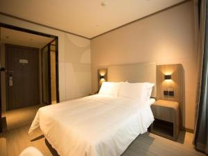 Ein Bett oder Betten in einem Zimmer der Unterkunft Hanting Hotel Jining Tangkou Airport