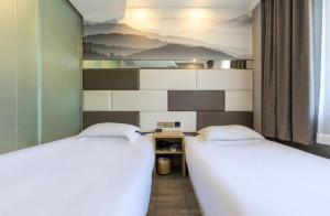 מיטה או מיטות בחדר ב-Hi Inn Shanghai Xujiahui Yongjia Road
