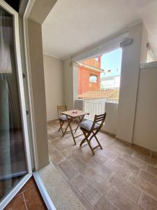 a room with a table and chairs and a window at Domu Su Neulaghe in Villasimius