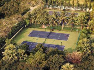 una vista aérea de dos pistas de tenis en un parque en Sofitel Phnom Penh Phokeethra, en Phnom Penh