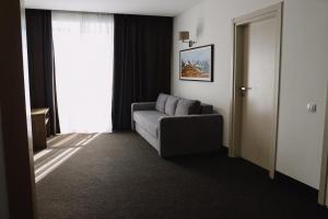 uma sala de estar com um sofá e uma janela em VILSON hotel em Bukovel