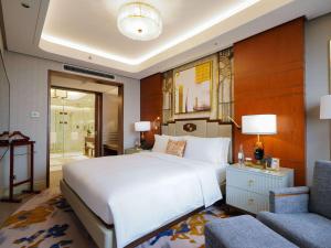 Un pat sau paturi într-o cameră la Admiral Hotel Manila - MGallery
