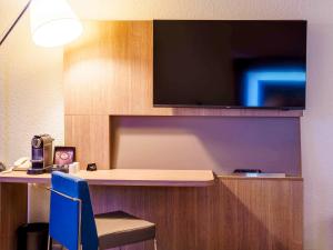 TV a/nebo společenská místnost v ubytování Novotel Avignon Nord