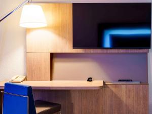 TV a/nebo společenská místnost v ubytování Novotel Avignon Nord