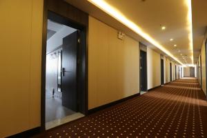 un pasillo de un edificio con una puerta y una sala de estar en Hi Inn Kaifeng Xiaosongcheng, en Kaifeng