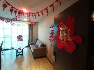 una sala de estar con una decoración de Navidad en la pared en Hi Inn Kaifeng Xiaosongcheng, en Kaifeng