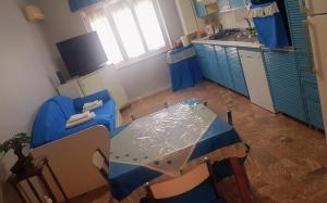 une cuisine avec une table, une table bleue et des chaises dans l'établissement La dimora di Antonietta, à Naples