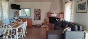 sala de estar con sofá y mesa en Aoria Traditional House, en Loúlos