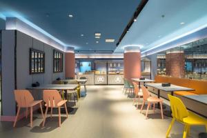 Un restaurante o sitio para comer en Hanting Hotel Shenzhen Coastal City