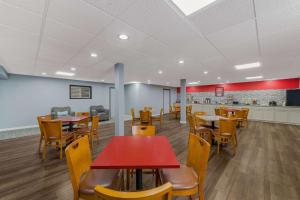 une salle à manger avec des tables, des chaises et un comptoir dans l'établissement Baymont by Wyndham Iron Mountain, à Iron Mountain