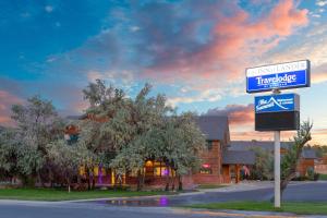 a street sign in front of a building at Inn at Lander, Travelodge by Wyndham in Lander