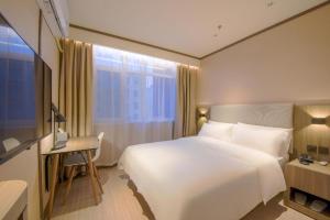 Hanting Hotel Shijiazhuang Xingtang Longzhou West Street tesisinde bir odada yatak veya yataklar