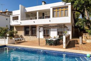 uma villa com uma piscina e uma casa em Villa los Dragos em Santa Ponsa