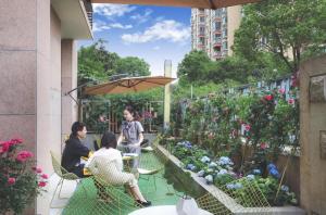 2 personnes assises à une table dans un jardin dans l'établissement Hanting Hotel Nanjing South Railway Station Software Avenue, à Jiangning