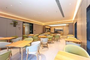 Khu vực lounge/bar tại Ji Hotel Qingshan Lake Hongdu North Avenue