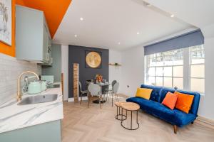 cocina y sala de estar con sofá azul en 2 Bedroom 2Bathroom I Next To Brighton Beach I Sleep 6 en Brighton & Hove