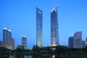 上海市にあるHi Inn Shanghai Jiangpu Park Metro Stationの高層ビル群を望む街並み