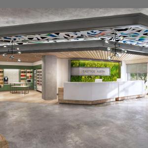 een kantoorlobby met een groene muur bij Hampton Inn Austin East Side in Austin