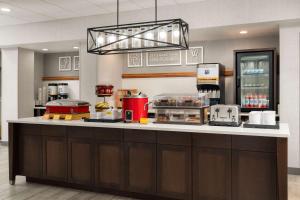 una cocina con barra con comida en Hampton Inn Fairfax City, en Fairfax