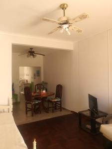 a living room with a table and a ceiling fan at CasitaLibertad 