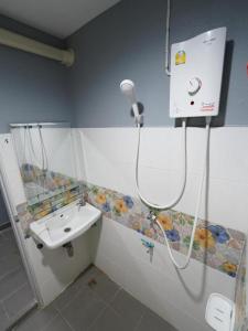 W łazience znajduje się prysznic i umywalka. w obiekcie RoomQuest Prachin Buri Rojana w mieście Ban Nong Sai Yong