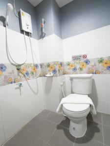 Phòng tắm tại RoomQuest Prachin Buri Rojana