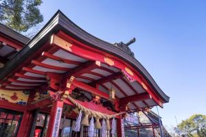 un edificio rosso con tetto rosso di YOUR ROOM Kumamoto Station Little a Hanabatachō