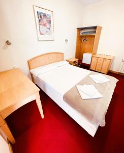 twee bedden in een kamer met een rode vloer bij COLIBRI in Calella