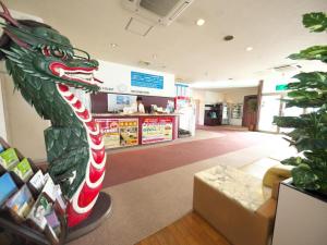 Ein Laden mit einer Drachenstafel in der Mitte einer Lobby. in der Unterkunft Togitsu Yasuda Ocean Hotel in Togitsu
