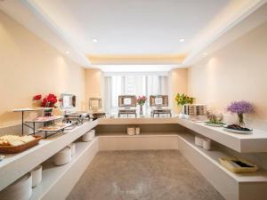 A kitchen or kitchenette at Lavande Hotel Kunming Dianchi International Exhibition Center Guangfu Road