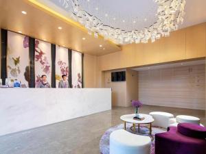 昆明市にあるLavande Hotel Kunming Dianchi International Exhibition Center Guangfu Roadのロビー(テーブル、白いスツール付)