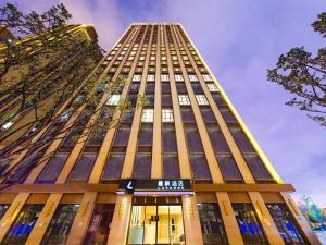 昆明市にあるLavande Hotel Kunming Dianchi International Exhibition Center Guangfu Roadの看板が目の前にある高層ビル