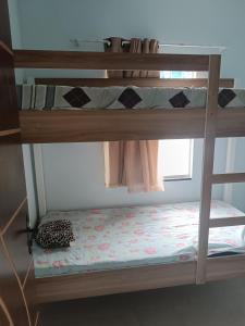 Łóżko lub łóżka piętrowe w pokoju w obiekcie Kitnets Renascer Beach