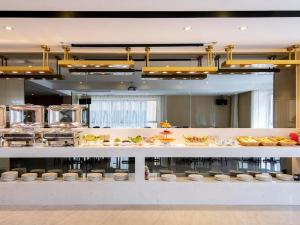 een grote keuken met veel verschillende soorten voedsel bij Lavande Hotel Kunming Railway Station in Kunming