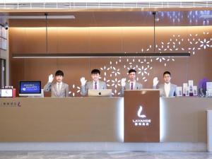 Členové personálu v ubytování Lavande Hotel Nanchang West Station Guoti Center Metro Station