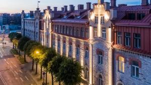 een groot bakstenen gebouw met verlichting bij Rotermann Central Apartments in Tallinn