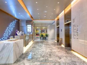 a lobby of a building with a counter in the middle at Lavande Hotel Zhongshan Lihe Square in Zhongshan